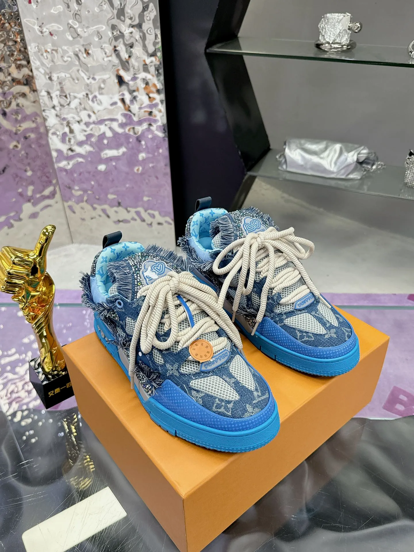 Men's shoes 💰900❤️❤️❤️ 𝙇𝙑 Bread shoes have added new colors 💓 Craftsmanship series 𝟐𝟎𝟐5/𝐒𝐒 𝐧𝐞𝐰 Louis Vuitton catwalk skate shoes are popular, LOUIS VUITTON Trainer is undoubtedly one of the most successful Sneakers launched by luxury brands, but the pace of exploration will not stop. LOUISVUITTON will also bring a new series of skateboard shoes in the spring of 2025. The new series in the picture returns to the 90s Chunky Skate Shoes look and feel. The uppers are made of leather and mesh. The fat silhouette and thick shoelaces are very eye-catching. It is expected to have quite a few colors like the Trainer. Judging from the previous DIOR show skate shoes, this chunky style may be even stronger next year. 💎 Size: Female 35-40 Male 39-46